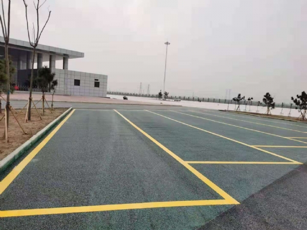 高速公路服務(wù)區(qū)停車(chē)位路面改色劃線案例